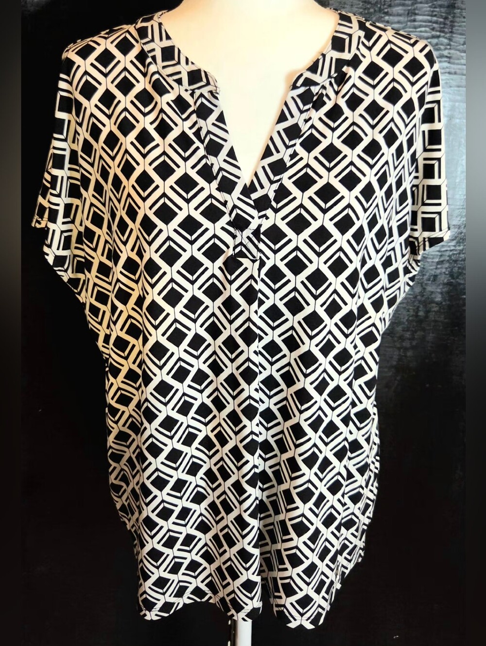 Jones New York Signature Geometric Cube Print V-Neck Tunic Top
